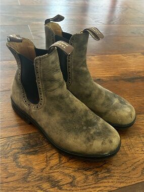 Blundstone Women's Leather High Top Boots in Rustic Brown